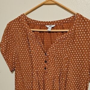 Sonoma Rust Brown Button-Front Short Sleeve Top with White Cross Print